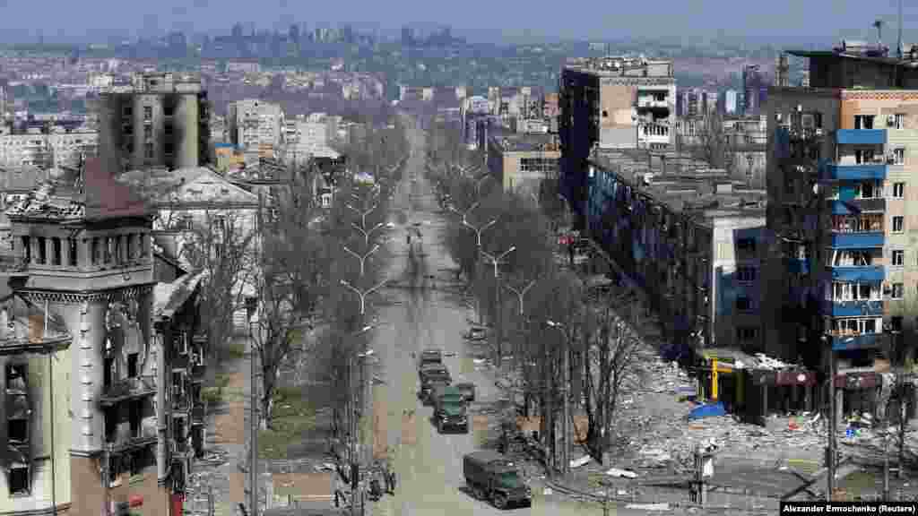 До: центр Маріуполя, міста в Донецькій області, де колись проживали приблизно 420 000 людей, сфотографований у 2019 році. Після:&nbsp;те саме маріупольське перехрестя, сфотографоване у квітні 2022 року, після захоплення міста російськими військами