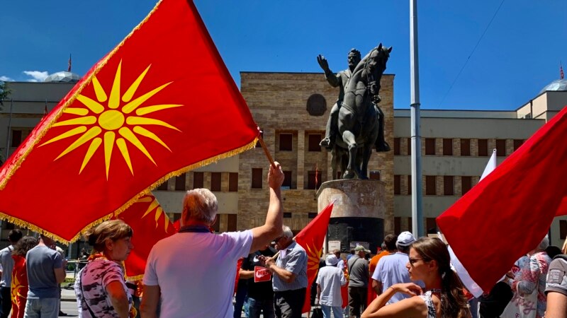 Protesti ispred Sobranja pred odluku o budućnosti Sjeverne Makedonije