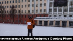 Алексей Анофриев во время антивоенного пикета в Кирове