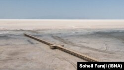 نمایی از دریاچه ارومیه که به گفته یک مقام محلی، هم‌اکنون ۹۵ درصد از سطح آن خشک شده است