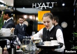 Konobarica u hotelu Hyatt korporacije u Berlinu