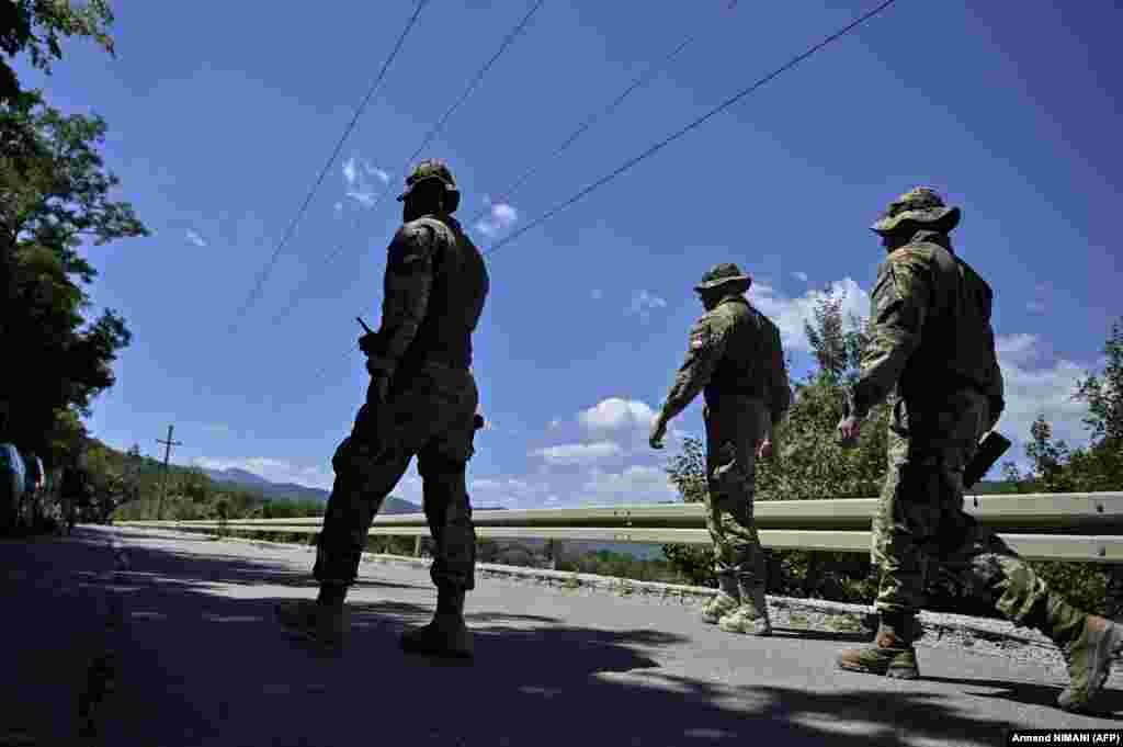 Ushtarët e NATO-s në Kosovë duke patrulluar në një rrugë drejt pikëkalimit kufitar me Serbinë.