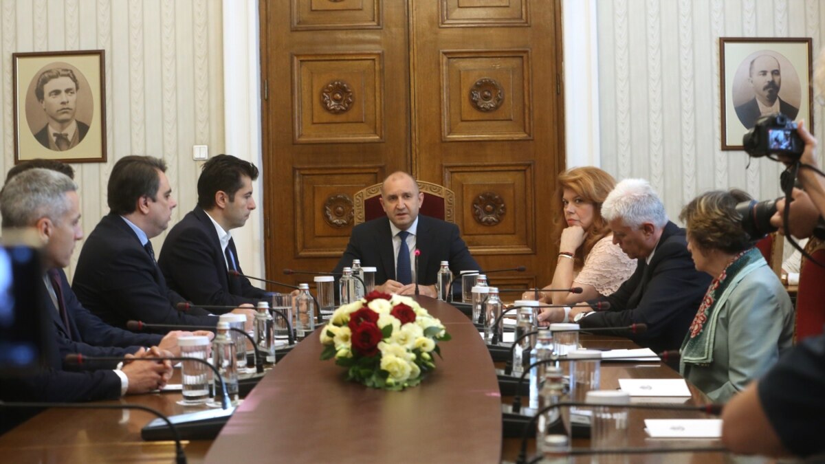 Президентът Румен Радев провежда консултации с парламентарните групи в 47-ото