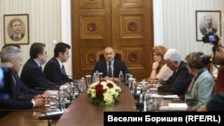 Radev elnök a politikai pártok vezetőivel konzultál Szófiában 2022. július 15-én