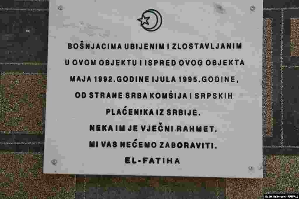 Na zgradi nekadašnje policijske stanice u Srebrenici se nalazi spomen ploča gdje je u maju 1992.godine zatvoreno dvadesetak civila. Na tom mjestu je položeno cvijeće.