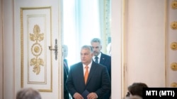 Premierul Viktor Orbán (plan central) și cancelarul austriac Karl Nehammer, participând la conferința de presă comună de la Viena, la 28 iulie 2022