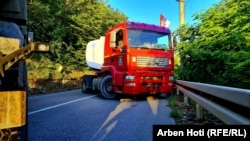 Un drum din Kosovo, situat în apropierea graniței cu Serbia, blocat de un camion.