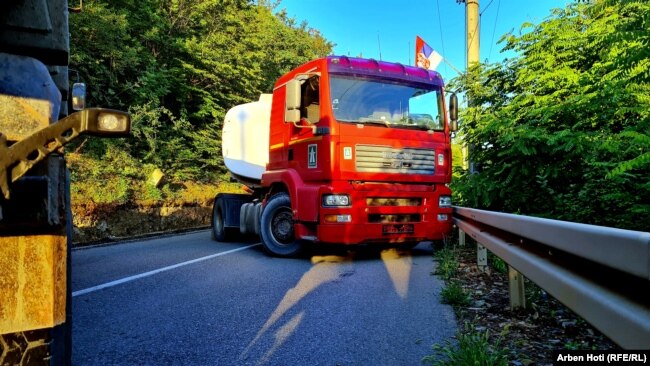 Un drum din Kosovo, situat în apropierea graniței cu Serbia, blocat de un camion.