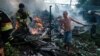 Tűzoltás az ukrán Bahmut városban egy légicsapás után 2022. július 19-én.