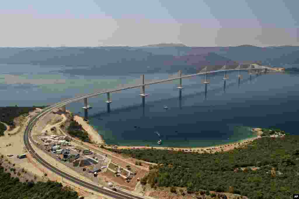 "Vetëm tani po bëhemi pjesë e Kroacisë, sepse populli këtu ka qenë thjesht i izoluar, dhe është detyruar të udhëtojë nëpër dy pika të kalimit kufitar [për të shkuar në pjesën tjetër të vendit]", është shprehur Mario Radibratoviq, kroat që merret me tregti.
