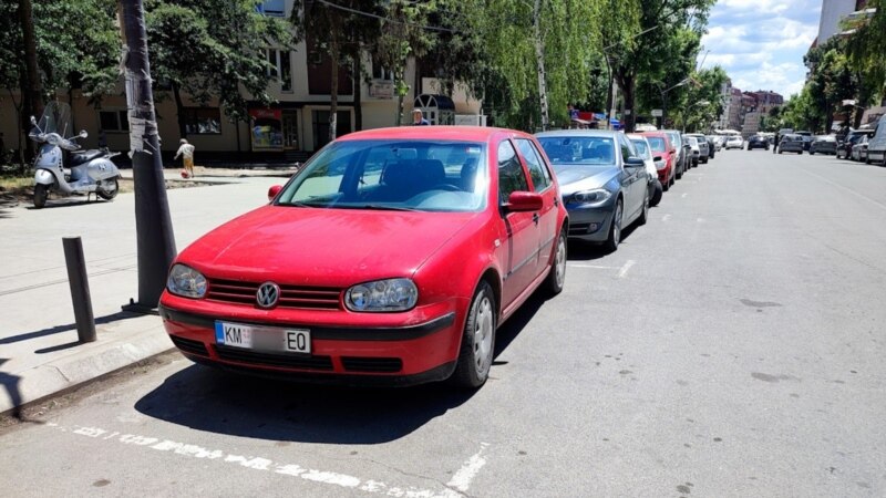 Vozila sa RKS tablicama u Severnoj Mitrovici izlepljena nalepnicama sa grbom Srbije