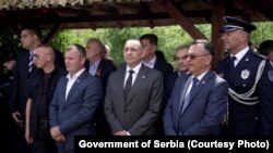 Ministar unutrašnjih poslova Srbije Aleksandar Vulin (treći s desna) i Mladen Grujičić (četvrti s desna), predsjednik Opštine Srebrenica u Bratuncu tokom parastosa srpskim žrtvama u Bratuncu. 12. jul 2022. 