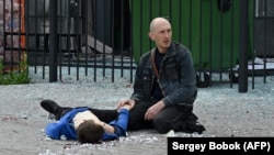 یک پدر اوکراینی در کنار جسد فرزند خود زانو زده است. این کودک در نتیجه حمله نیروهای روسی جان داده است