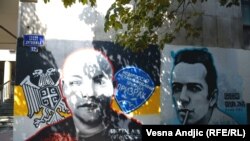 Mural Stefanu Dimitrijević, srpskim dobrovoljcu koji se borio na ruskoj strani u Ukrajini, iscrtan pored murala Džou Strameru, frontmenu britanskog benda The Clash, u Ulici Braće Jugovića u centru glavnog grada Srbije. (fotografisano početkom jula 2022.)