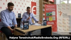 У книзі Максим Савчук (ліворуч) показує бізнес-схеми Віктора Медведчука, завдяки яким цей український політик збільшував власні статки