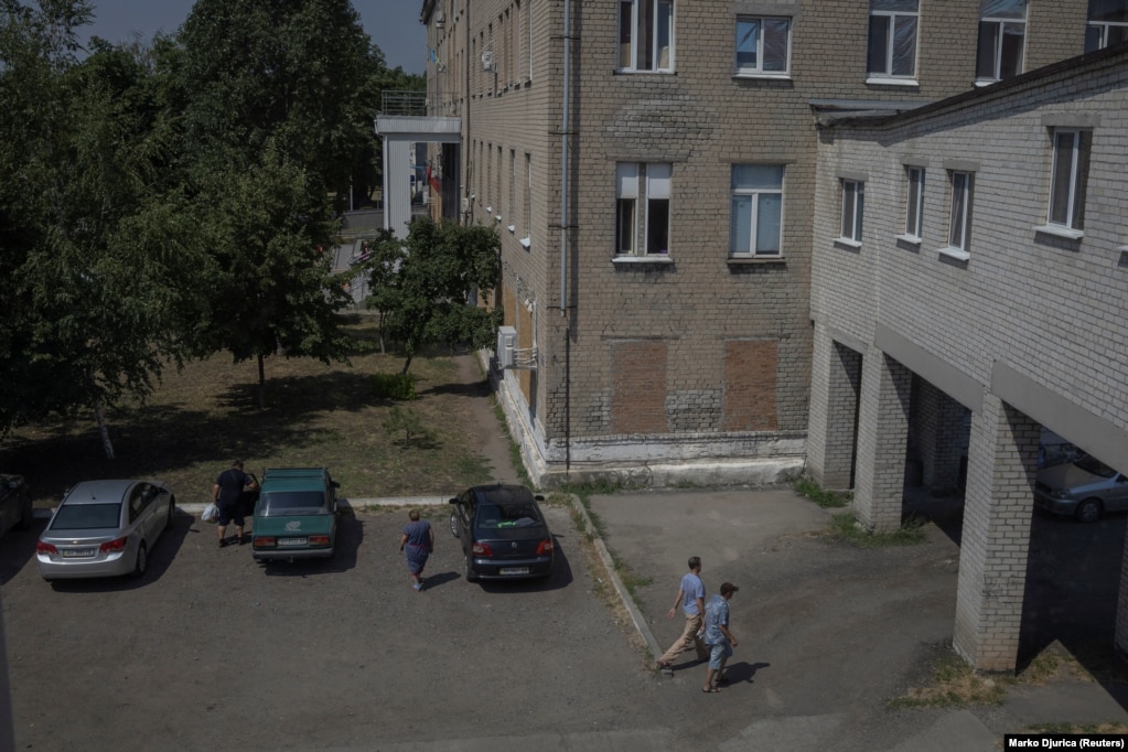 Sipas guvernatorit rajonal, objekti në Pokrovski tani i shërben popullsisë së mbetur të pjesës së kontrolluar nga ukrainasit në rajonin e Donjeckut, që numëron rreth 340,000 banorë.