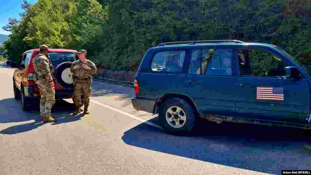 Pjesëtarët amerikanë të NATO-s duke patrulluar në një rrugë të bllokuar.