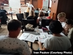 Урок румынского языка на курсах для украинских беженцев