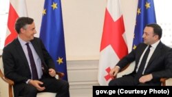 Ираклий Гарибашвили провел встречу с европарламентарием Дэвидом Макаллистером, после чего переговоры продолжились в расширенном формате