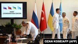 O delegație militară turcă la inaugurarea centrului comun de coordonare a exporturilor de cereale ucrainene, Istanbul, 27 iulie 2022.