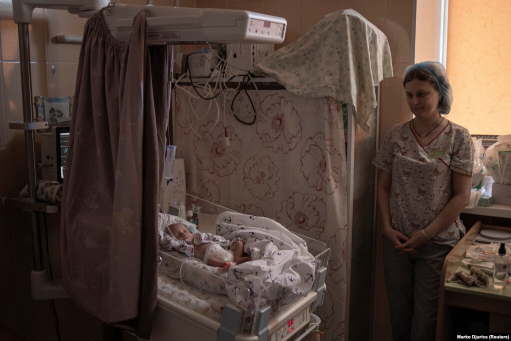 Një infermiere duke u kujdesur për foshnjën Ilyusha, që lindi në javën e 28-të. Ai tani është mirë, falë një inkubatori dhe kujdesit të klinikës. Mjekët thanë se vunë re se lufta po ndikonte te shtatzënat. Që nga pushtimi i 24 shkurtit nga Rusia, 19 nga 115 foshnjat e lindura në spital, lindën para kohe, një normë prej rreth 16.5 për qind.