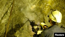 Na fotografiji: rudar u rudniku bakra i zlata u Boru, na istoku Srbije. Osim u okolini Bora, zlato se prema podacima Ministarstva rudarstva i energetike Srbije, eksploatiše u okolini Majdanpeka, takođe na istoku zemlje, kao i u rudniku Lece, kod Medveđe na jugu. 