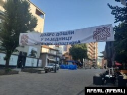 "Mirë se vini në Asociacionin e komunave me shumicë serbe", shkruan në këtë baner të vendosur në Mitrovicë të Veriut. 1 gusht 2022.