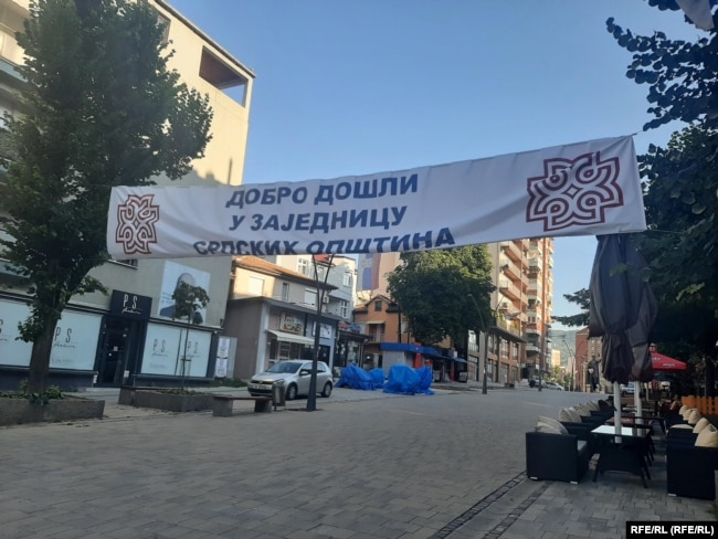 Mesazhi i vendosur në Mitrovicë të Veriut ku shkruan: "Mirë se vini në Asociacionin e komunave me shumicë serbe".