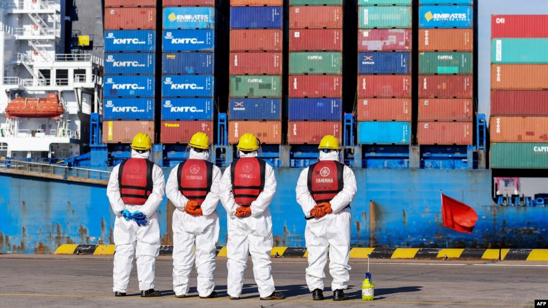 Multe dintre fabricile chineze produc în acest moment mai mult decât pot vinde. China este în deflație. 