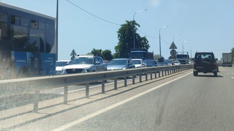 В Севастополе образовались огромные пробки на въезд и на выезд из города (+фото)