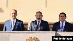Премьер-министр Армении Никол Пашинян (в центре), Ереван, 15 июля 2022 г.