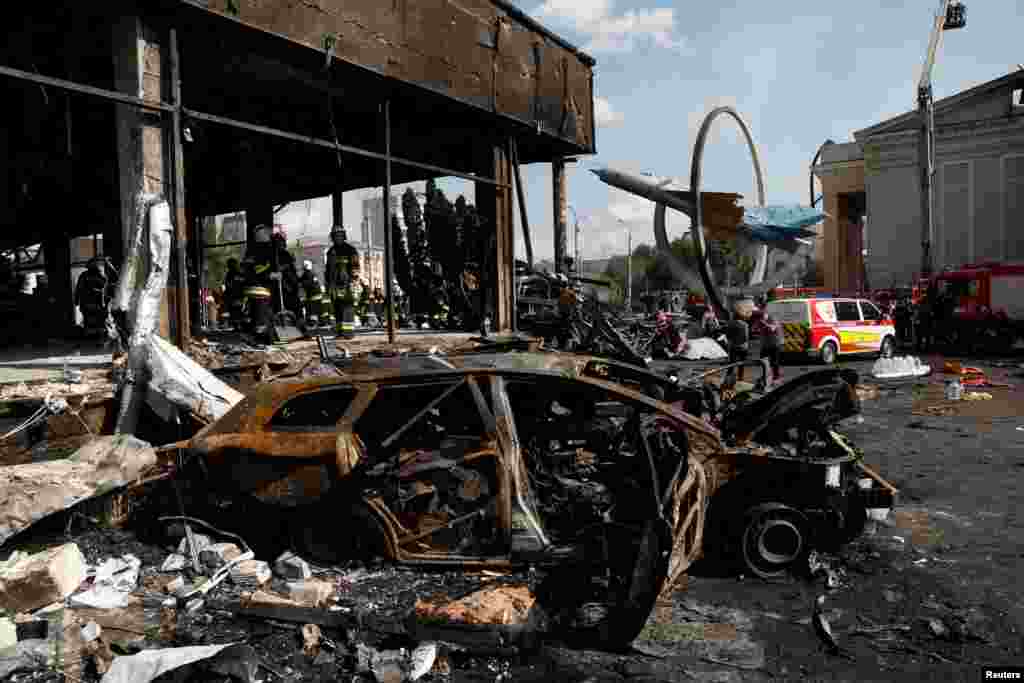 Kiégett autók és lerombolt épületek jelzik az orosz támadás helyét Vinnicjában.