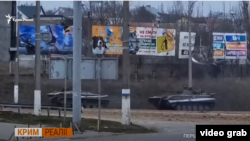 Російські танки біля Антонівського мосту, 24 лютого 2022 року