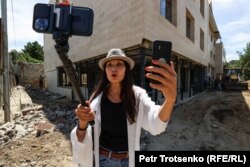 Экоактивистка Салтанат Ташимова ведет прямой эфир с места, где строится многоквартирный дом. Алматы, 14 июля 2022 года