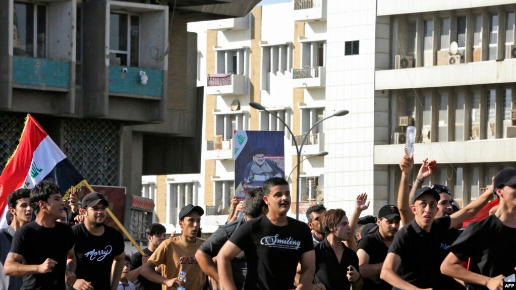 تجمع هواداران مقدی صدر در میدان التحریر بغداد در اعتراض به نامزدی محمد شیاع السودانی برای پست نخست‌وزیری