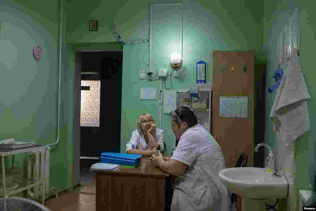 Nővérek pihennek a pokrovszki szülészeti kórházban. A klinika nagyjából negyven kilométerre fekszik a legközelebbi frontvonaltól. A terhes nők félelmei miatt &ndash; hogy hol szülhetnek, hogy a kórházat támadás éri-e &ndash; az orvosok szerint megnőtt a koraszülések aránya
