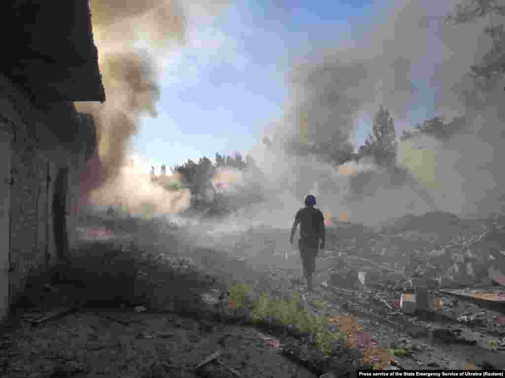 A rescuer walks among debris at the site of a residential area destroyed by a Russian military strike in the town of Toretsk in Ukraine&#39;s Donetsk region.