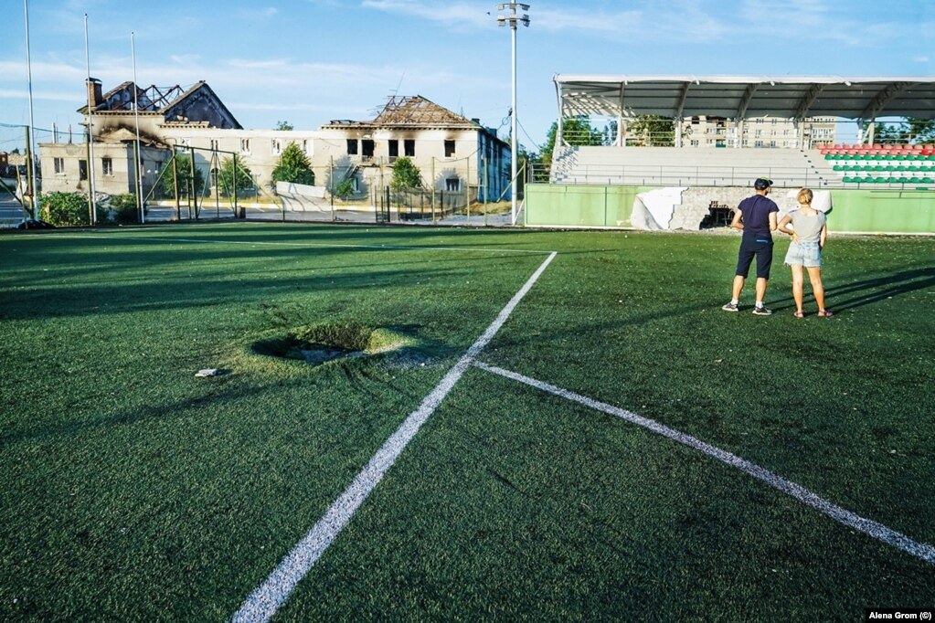Dëmet nga bombardimet në një fushë sportive në Irpin.