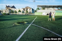 Dëmet nga bombardimet në një fushë sportive në Irpin.