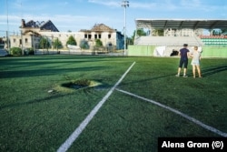 Krater od granate na sportskom terenu u Irpinu