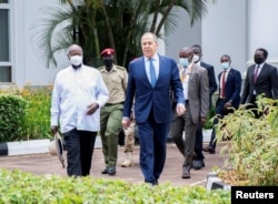 Ministrul rus de externe, Serghei Lavrov, și președintele ugandez, Yoweri Museveni, în timpul întâlnirii lor din Entebbe, Uganda, 26 iulie 2022.