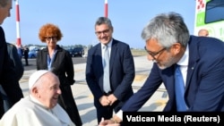 Papa Francisc pe aeroportul din Edmonton