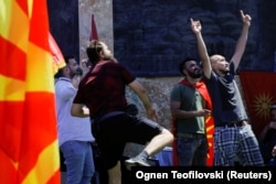 Привърженици на ВМРО-ДПМНЕ протестират срещу френското предложение в Скопие. Снимката е от 14 юли