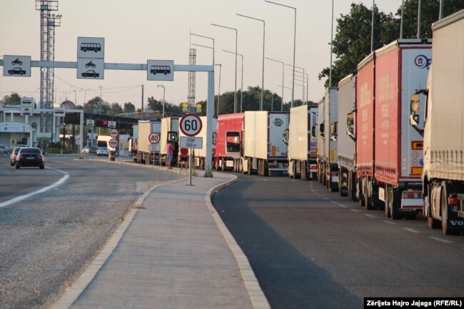 Kolona në pritje e automjeteve transportuese në pikën e kalimit kufitar Tabanoc më 26 korrik 2022.
