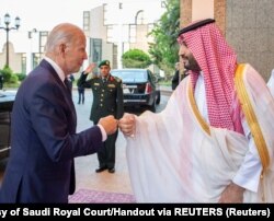 Američki predsjednik Joe Biden i saudijski prijestolonasljednik Mohammed bin Salman po Bidenovom dolasku u Džedu 15. jula 2022.