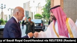 Saudijski prestolonasljednik Mohamed bin Salman (D) pozdravlja američkog predsjednika Džoa Bajdena nakon dolaska u Al Salman palatu, Džeda, Saudijska Arabija, 15. jul 2022.