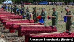 Lugansk: ceremonie funerară pentru 58 de membri ai milițiilor separatiste pro-ruse, uciși în războiul din Ucraina, 12 iulie 2022. 