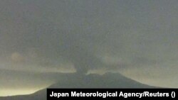 Trenutak erupcije vulkana zabilježen nadzornom kamerom, 24. juli 2022.
