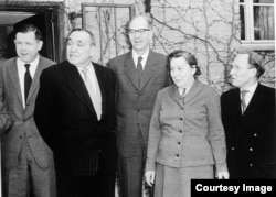 Фотография Бейтельшпахера (крайний справа) рядом с проф. М.М. Кононовой. Источник: частный архив