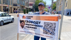 Активист Салим Халитов на пикете в поддержку журналиста Абдулмумина Гаджиева